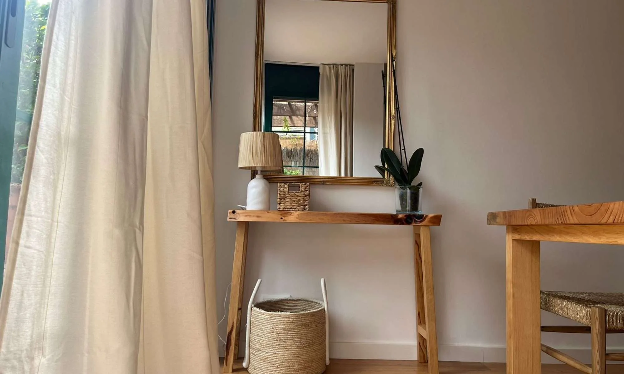 Añade un toque de naturaleza y elegancia a tu hogar con esta consola de entrada artesanal.