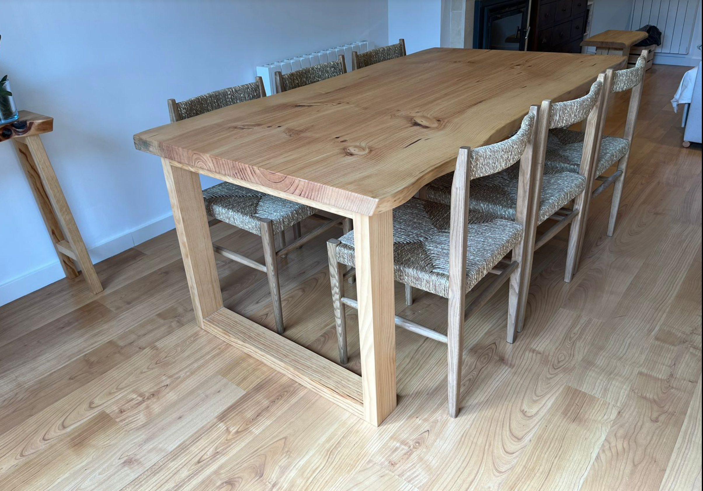 Mesa antigua con pata de madera
