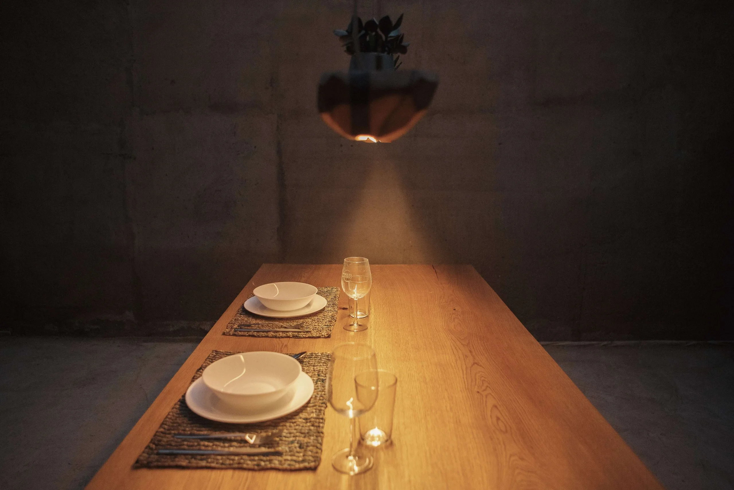 Ilumina tu mesa con estilo y controla la luz natural
