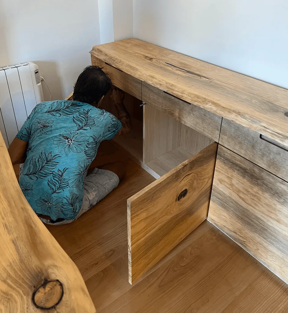 Aparador de madera de pino con un diseño minimalista