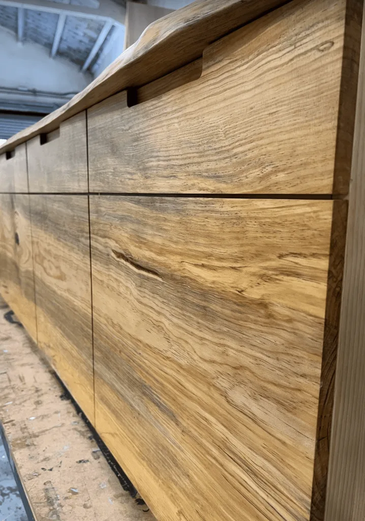 Aparador de madera de pino con un diseño minimalista