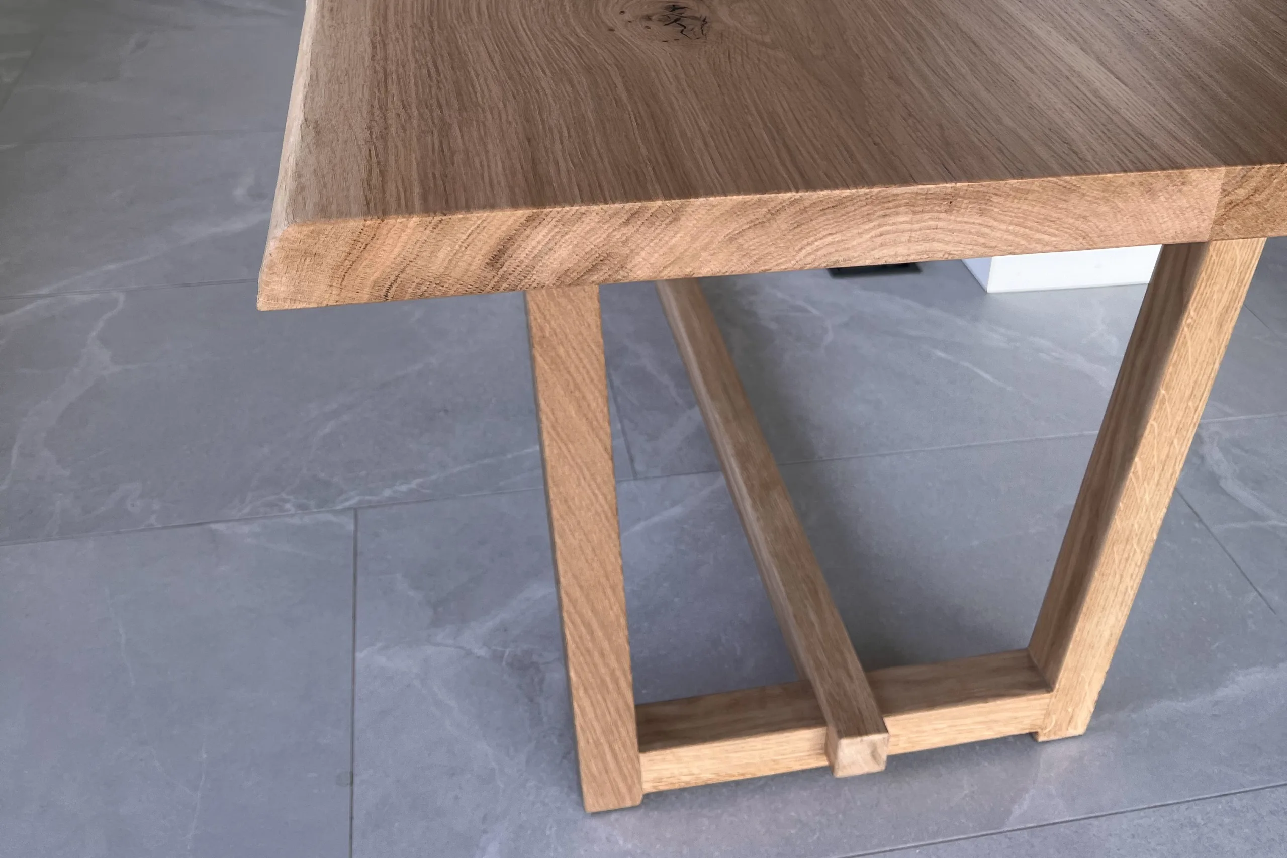 Mesa en roble con cantos naturales