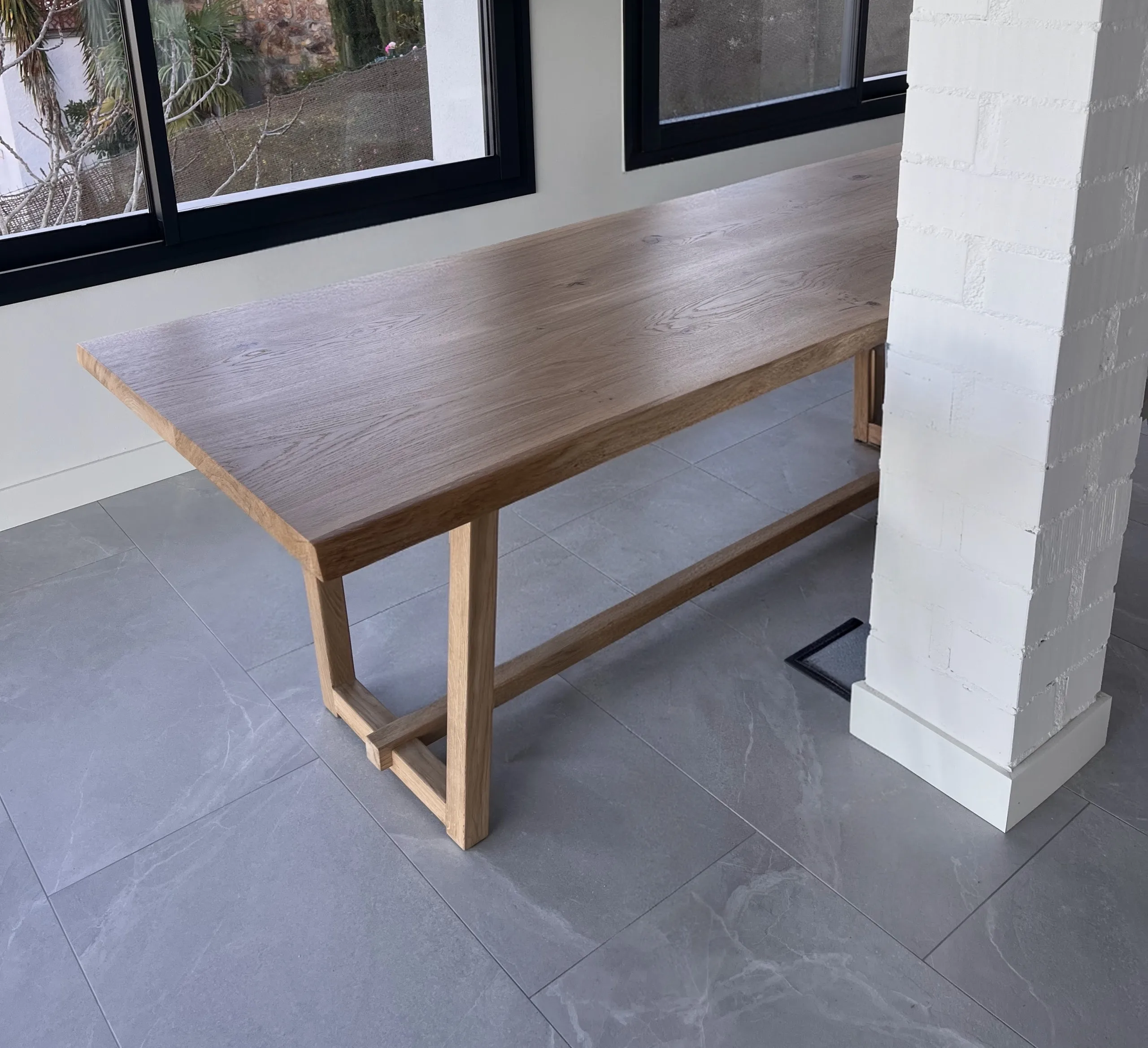 Mesa en roble con cantos naturales