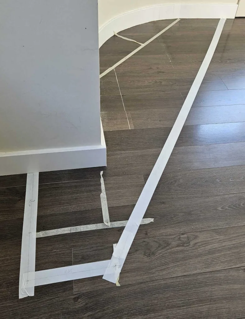 Cinta adhesiva para simular la ubicación del mueble