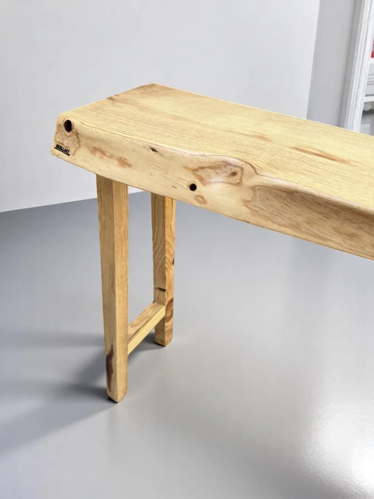 Añade un toque de naturaleza y elegancia a tu hogar con esta consola de entrada artesanal.