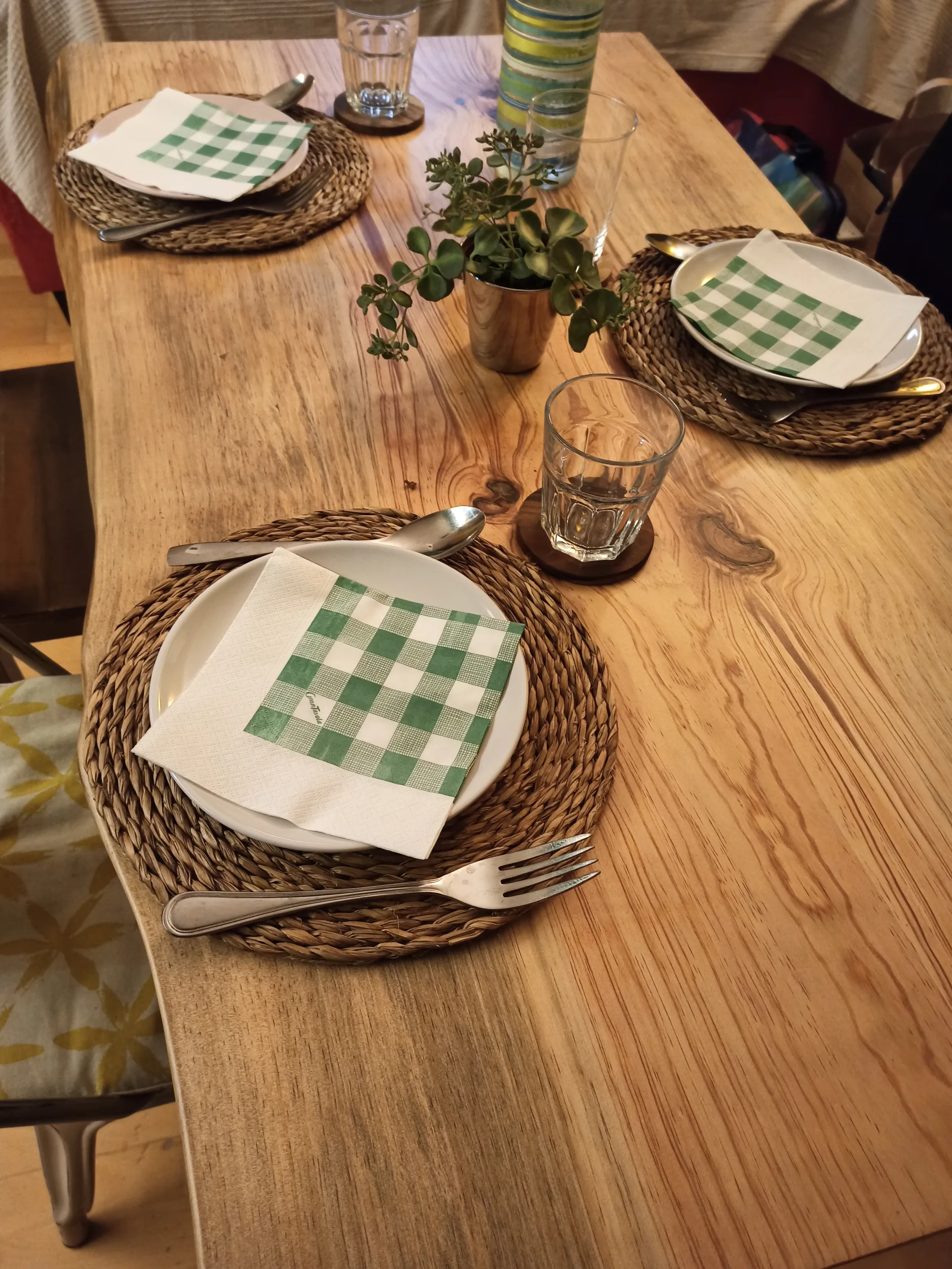¿Cómo limpiar y cuidar tu mesa de madera maciza? 10 reglas, clave.