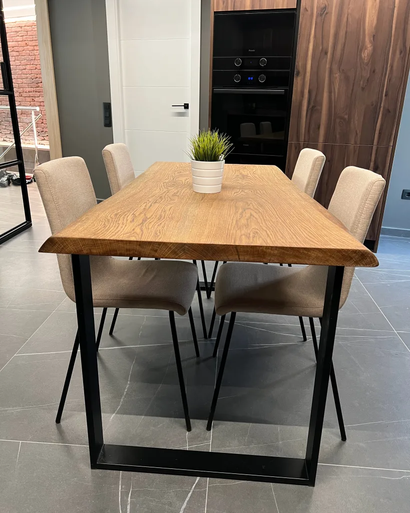 Mesa de comedor de madera maciza de roble