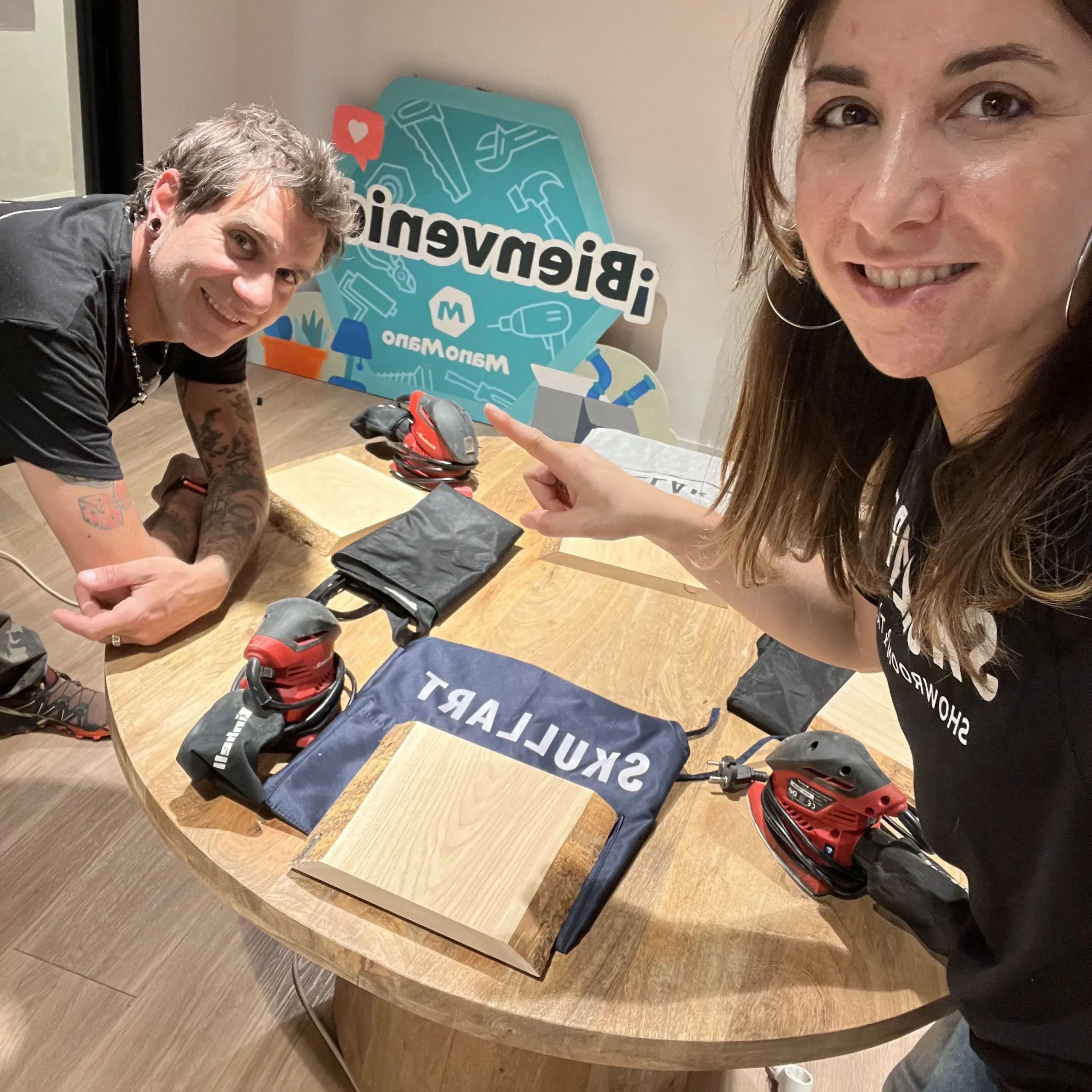 Team building con madera para empresas en una carpintería real