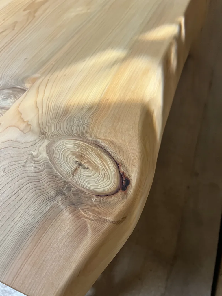 Madera maciza clara