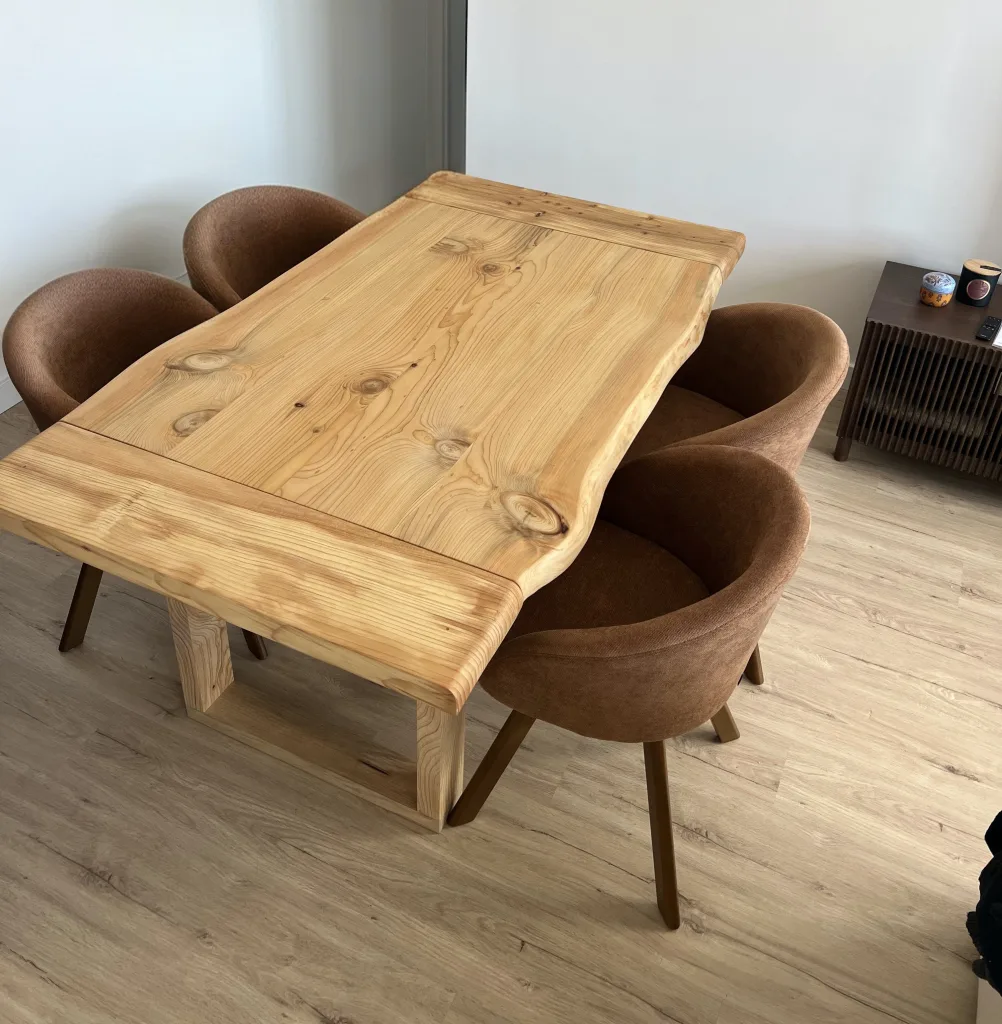 Madera maciza clara