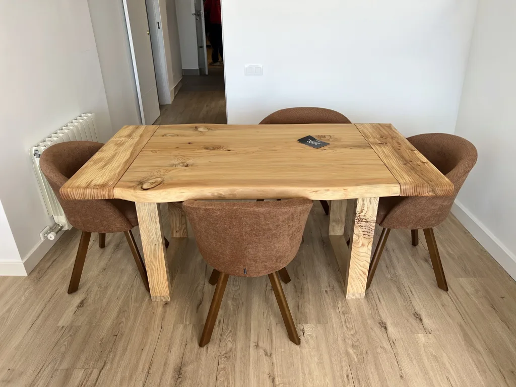 Madera maciza clara