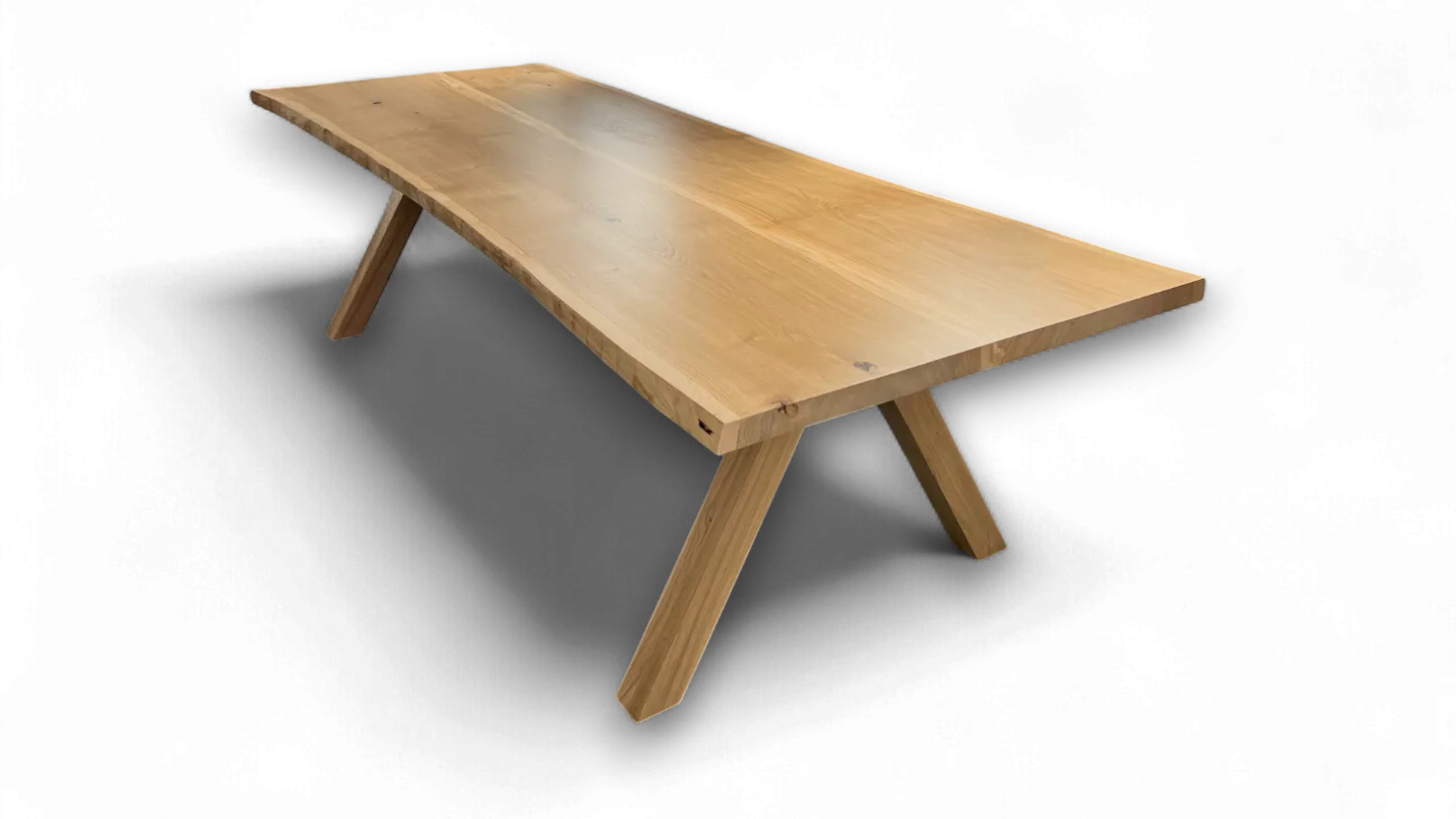 Mesa de comedor de roble Marina con patas en ángulo