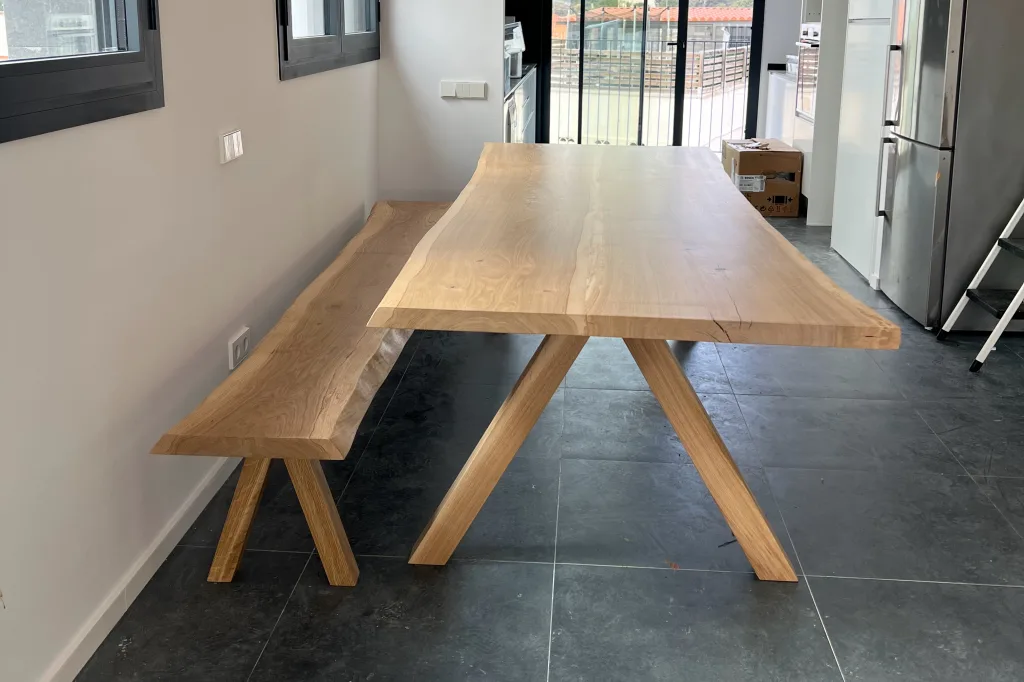 Mesa de comedor de roble Marina con pata en ángulo