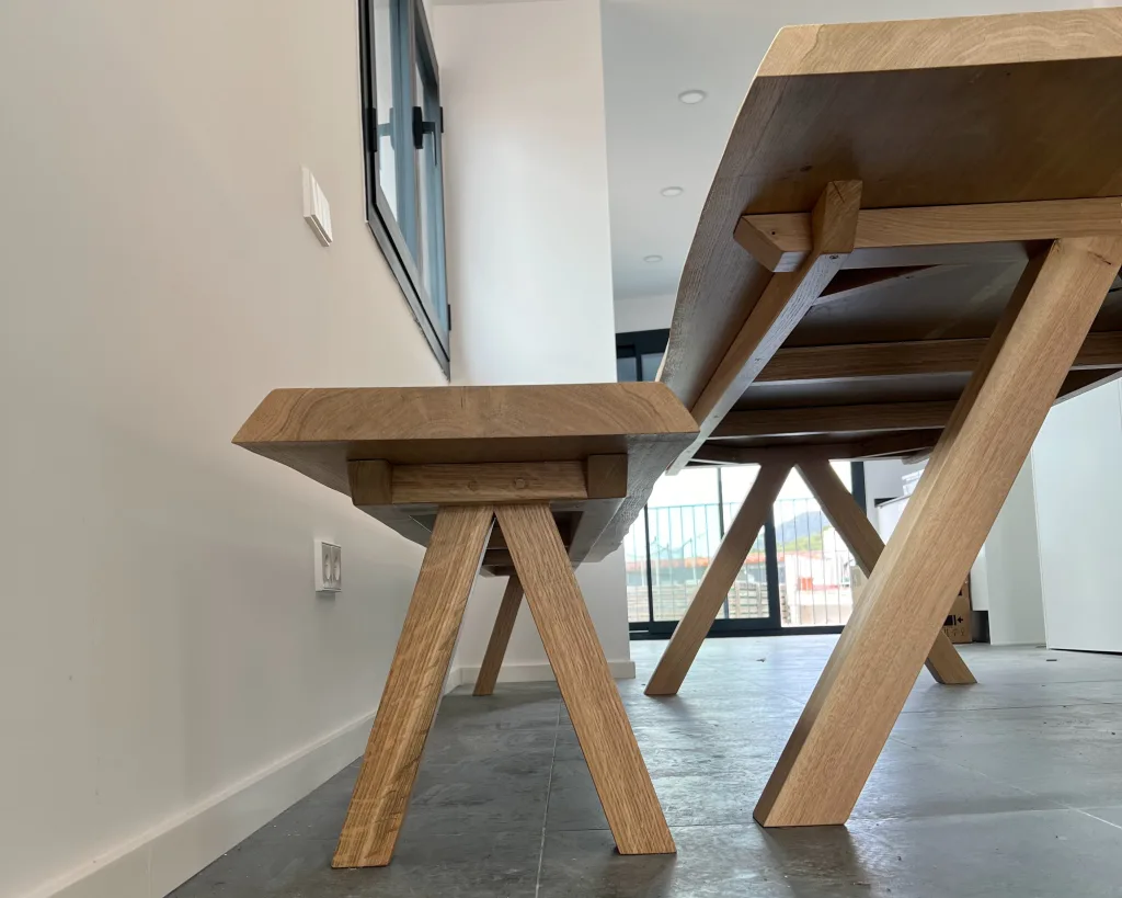 Mesa de comedor de roble Marina con pata en ángulo