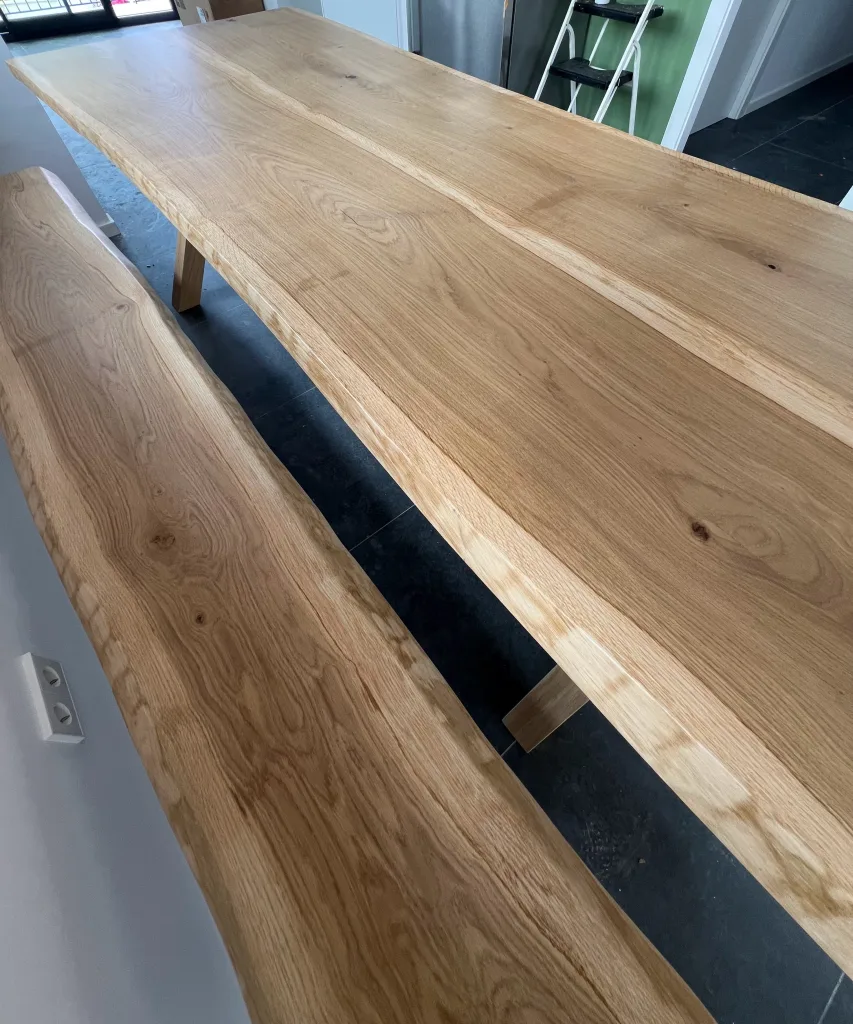 Mesa de comedor de roble Marina con pata en ángulo