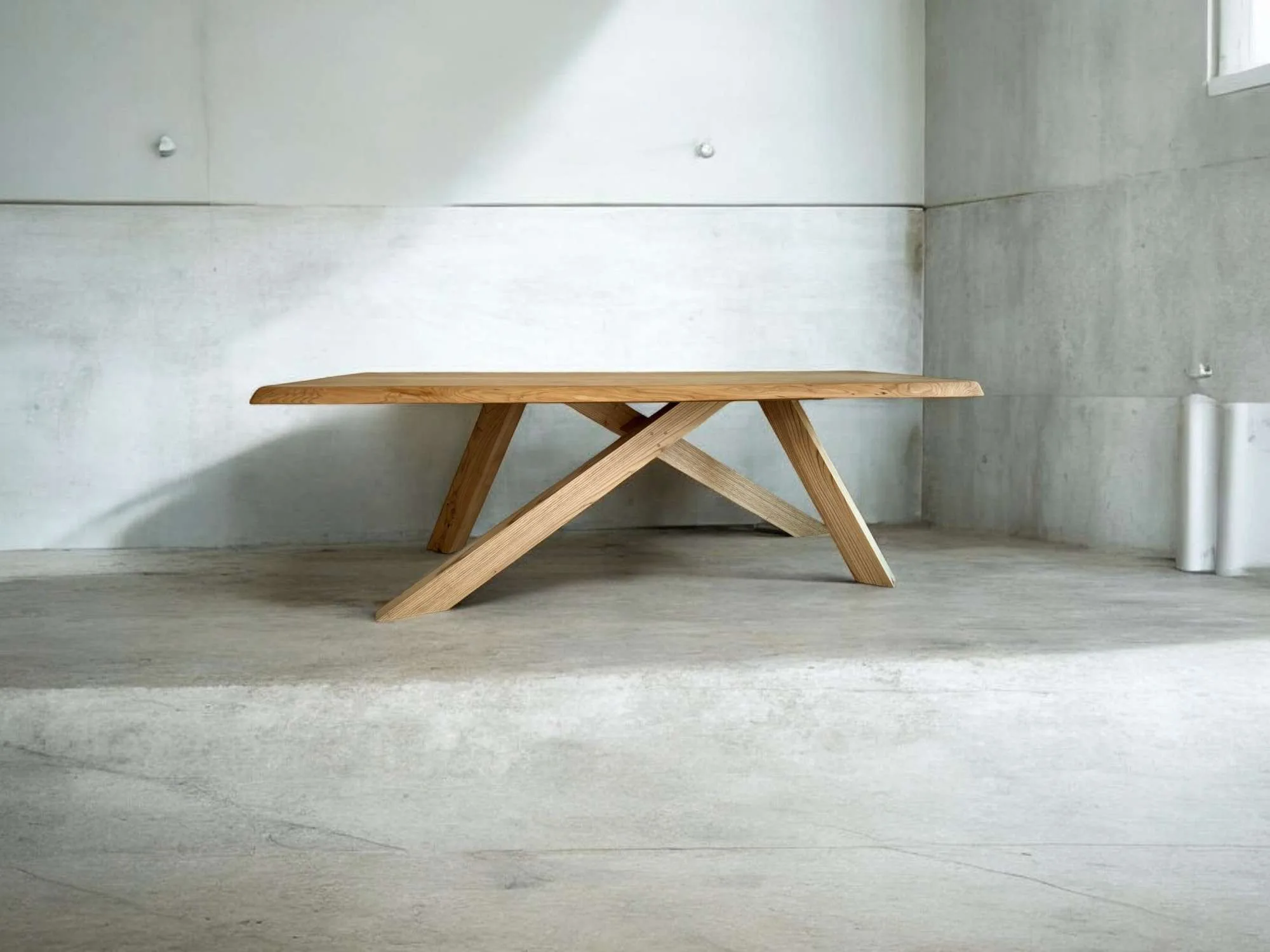 Mesa de comedor con patas en aspa de madera | Estela