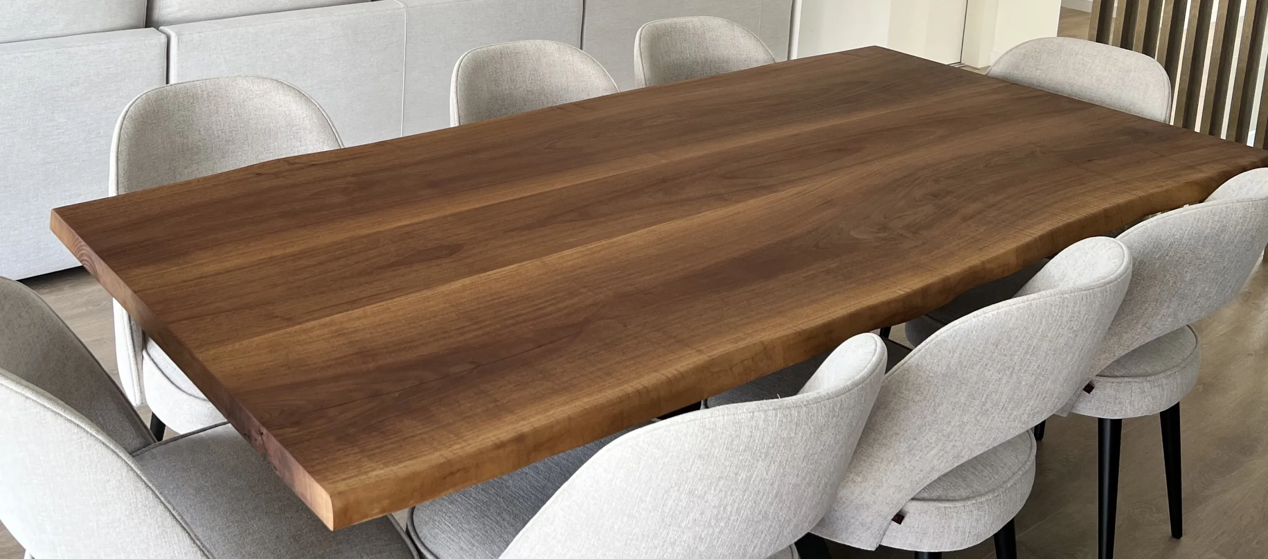 Mesa en nogal