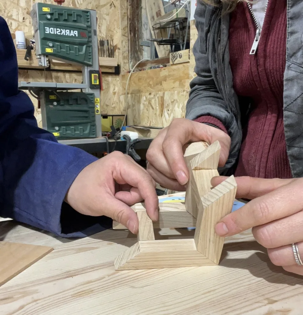 Diseño de un soporte para posavasos de madera durante un proyecto de fabricación artesanal