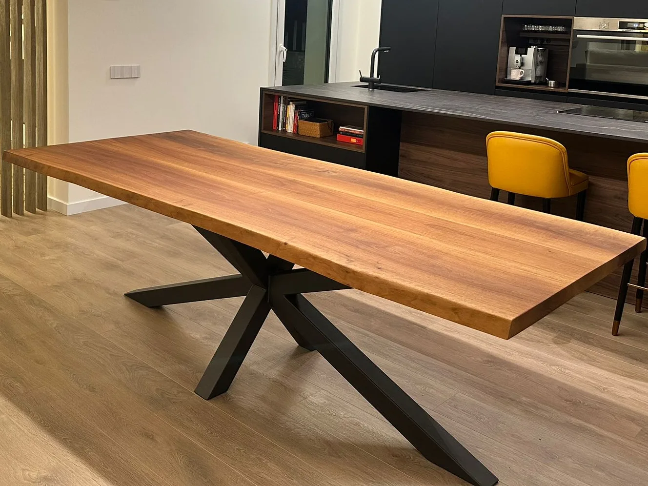 Mesa en nogal