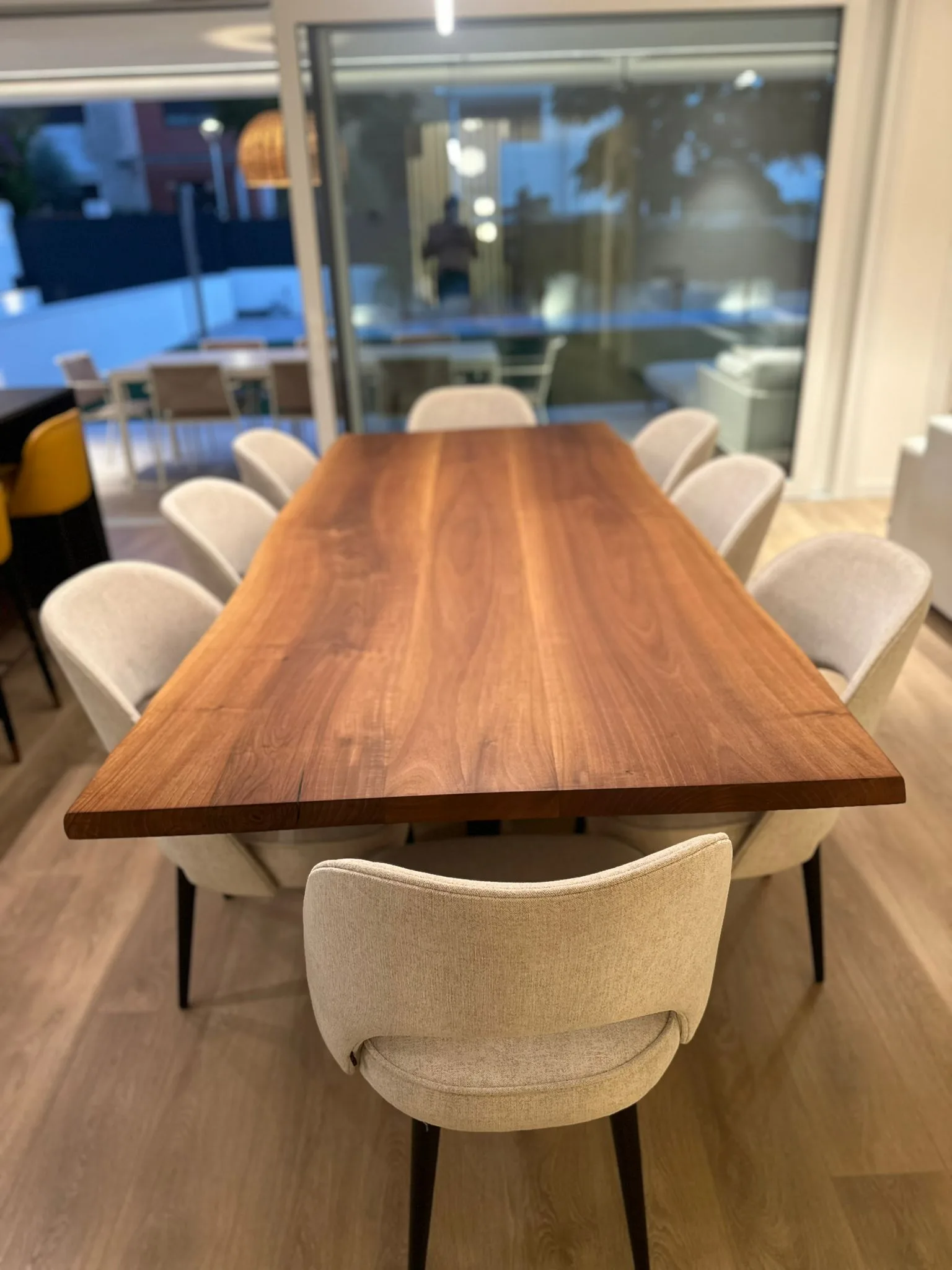 Mesa en nogal