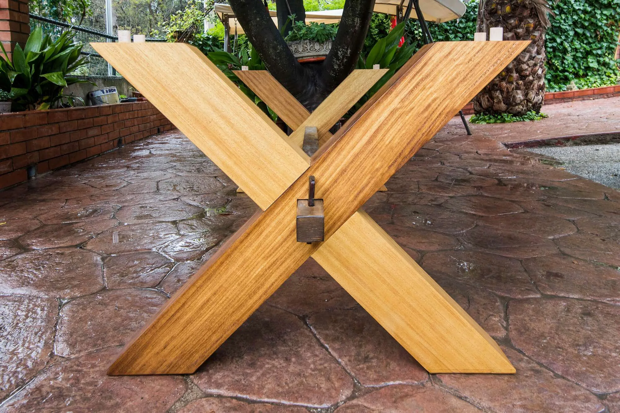 Aquí te presentamos la mesa tropical con patas en madera Rafa, completamente hecha en madera de Iroko, incluyendo las patas.